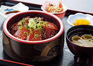 写真：マグロ漬け丼